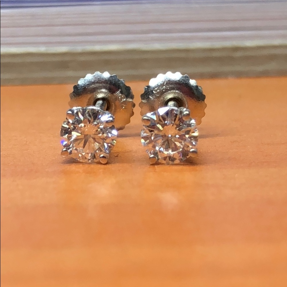 18kt White Gold Diamond Studs